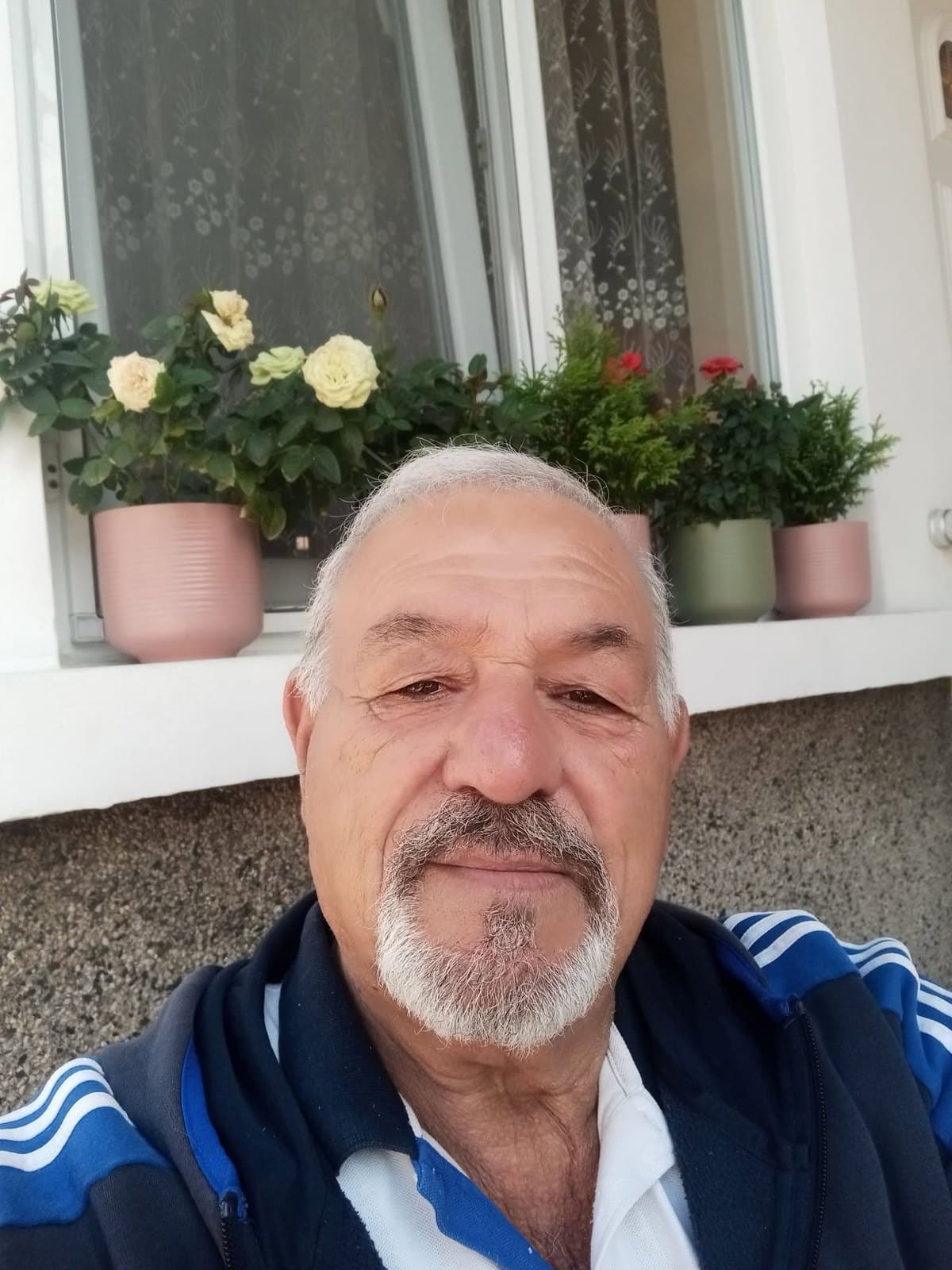 Николай Асенов пред дома си във Видин
